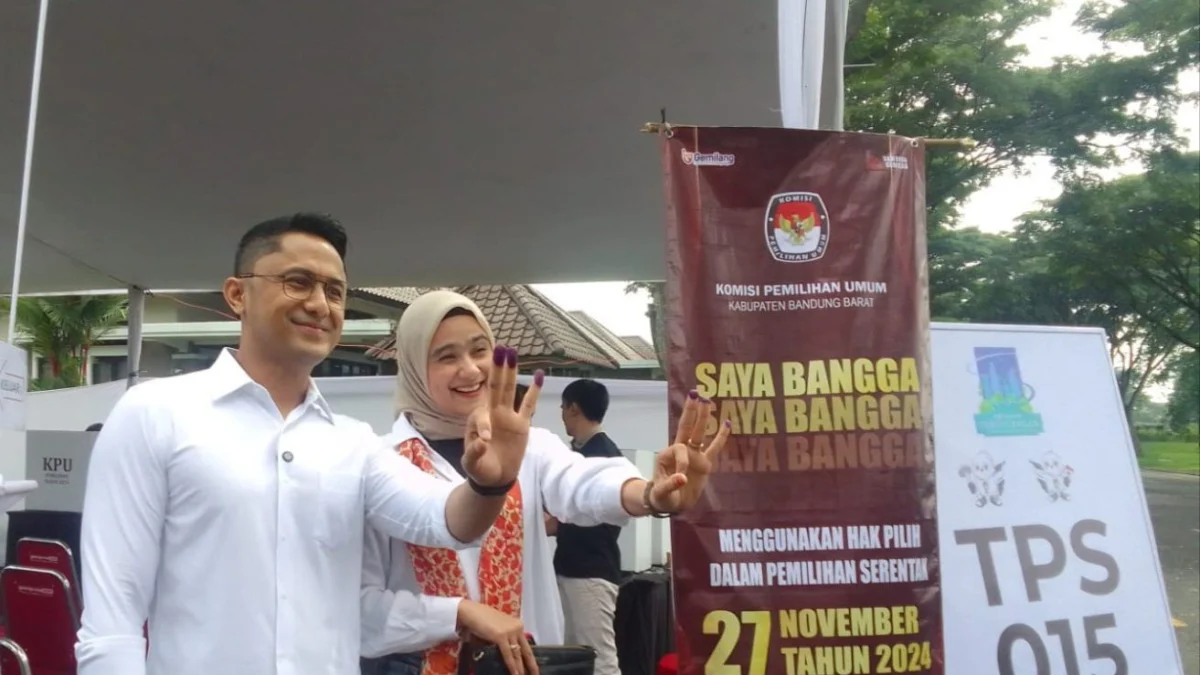 Hengky Kurniawan ditemani istrinya Sonya Fatmala saat menyalurkan hak pilihnya di TPS 15.. Rabu (27/11). Dok Jabar Ekspres