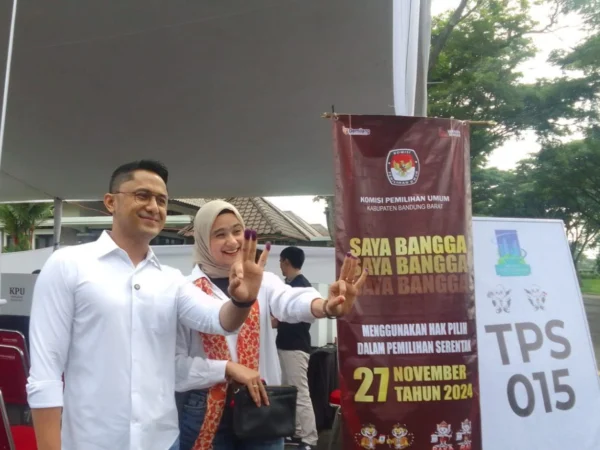 Hengky Kurniawan ditemani istrinya Sonya Fatmala saat menyalurkan hak pilihnya di TPS 15.. Rabu (27/11). Dok Jabar Ekspres