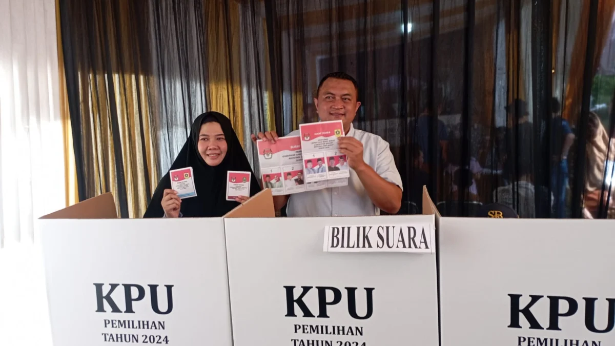 Calon Bupati Bogor Rudy Susmanto bersama istri saat mencoblos di TPS 003, Perumahan Nirwan Estate. Foto : Sandika/jabarekspres.com