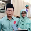 Calon Bupati Bandung Nomor Urut 2, Dadang Supriatna (kanan) bersama sang istri, Emma Dety (kiri) terlihat kompak mengenakan pakaian berwarna hijau, saat di lokasi TPS wilayah Desa Tegalluar, Kecamatan Bojongsoang, Kabupaten Bandung. (Jabar Ekspres)