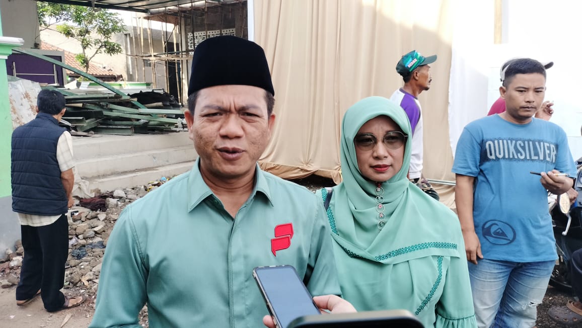 Calon Bupati Bandung Nomor Urut 2, Dadang Supriatna (kanan) bersama sang istri, Emma Dety (kiri) terlihat kompak mengenakan pakaian berwarna hijau, saat di lokasi TPS wilayah Desa Tegalluar, Kecamatan Bojongsoang, Kabupaten Bandung. (Jabar Ekspres)