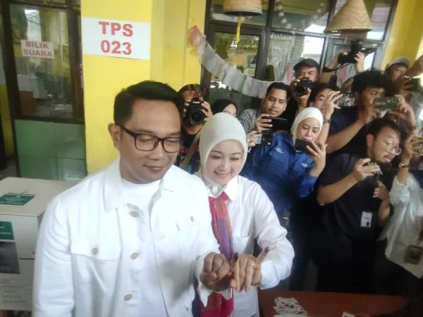 Dok. Calon Gubernur DKI Jakarta, Ridwan Kamil dan istri Atalia Praratya saat gunakan hak pilihnya di TPS 23 RW 06 Rancabentang, Kota Bandung untuk Pilkada Serentak 2024. Rabu (27/11). Foto. Sandi Nugraha.