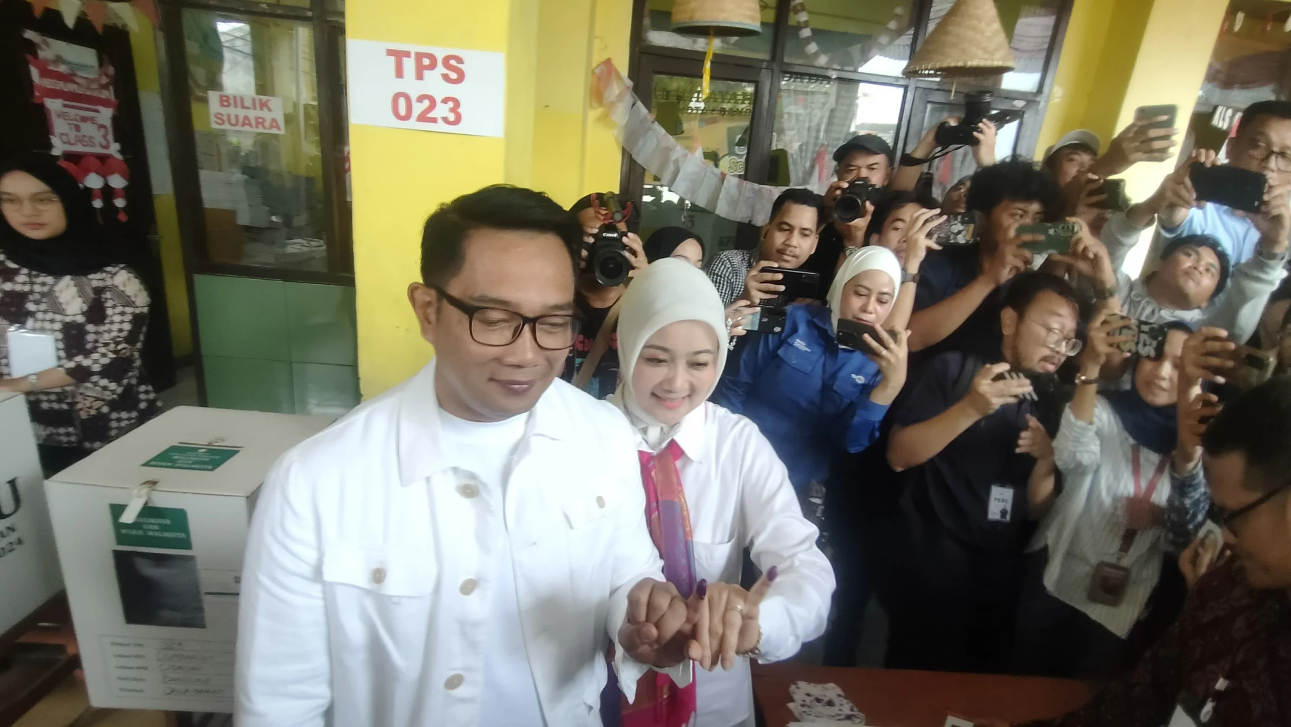 Dok. Calon Gubernur DKI Jakarta, Ridwan Kamil dan istri Atalia Praratya saat gunakan hak pilihnya di TPS 23 RW 06 Rancabentang, Kota Bandung untuk Pilkada Serentak 2024. Rabu (27/11). Foto. Sandi Nugraha.