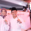 Calon Wali Kota Bogor, Sendi Fardiansyah bersama istri Chalida Zulfia usai menunaikan hak pilihannya di Pilkada 2024. (Yudha Prananda / Jabar Ekspres)