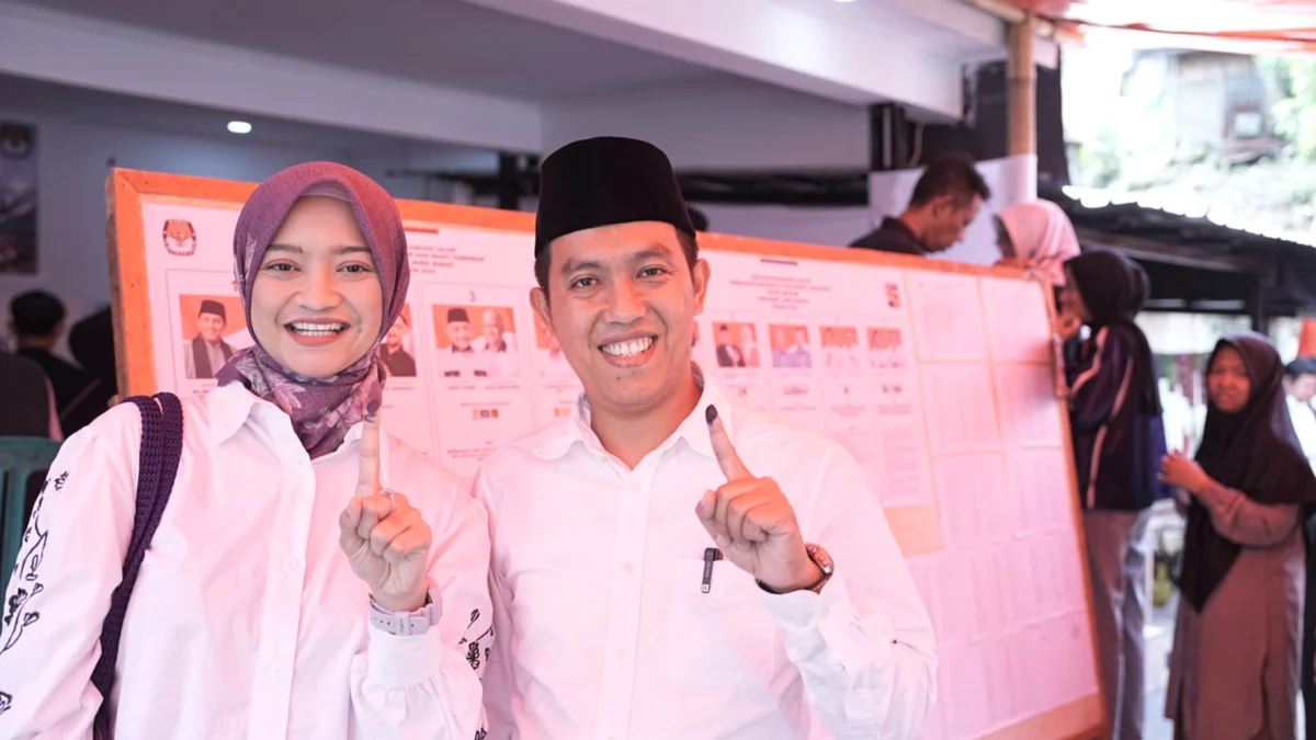 Calon Wali Kota Bogor, Sendi Fardiansyah bersama istri Chalida Zulfia usai menunaikan hak pilihannya di Pilkada 2024. (Yudha Prananda / Jabar Ekspres)