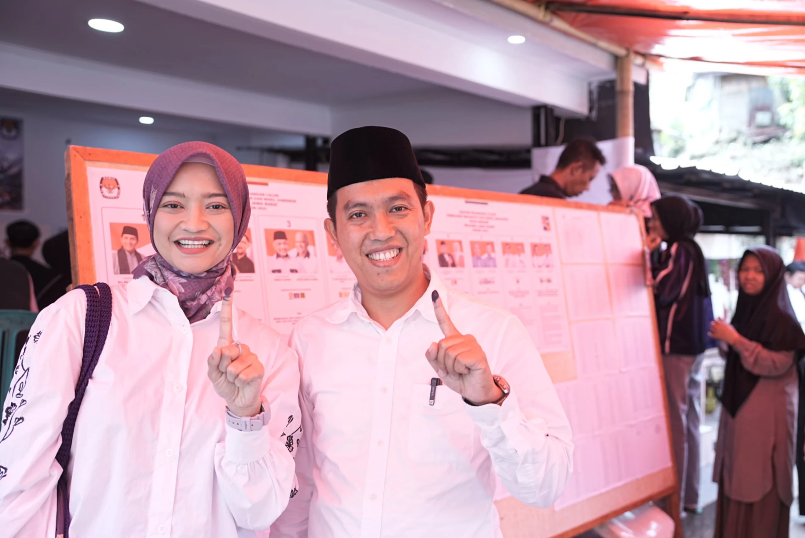 Calon Wali Kota Bogor, Sendi Fardiansyah bersama istri Chalida Zulfia usai menunaikan hak pilihannya di Pilkada 2024. (Yudha Prananda / Jabar Ekspres)