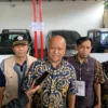 Cawagub nomor urut 3, Ilham Akbar Habibie kunjungi TPS 9, Kelurahan Isola, Kecamatan Sukasari, Kota Bandung. (Dam)