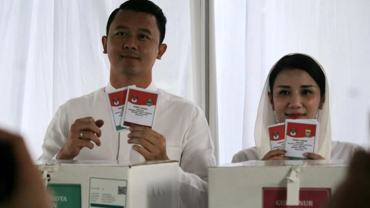 Calon Wakil Wali Kota R. Dhani Wirianata saat nyoblos di Ujung Berung Indah, Rabu (27/11).