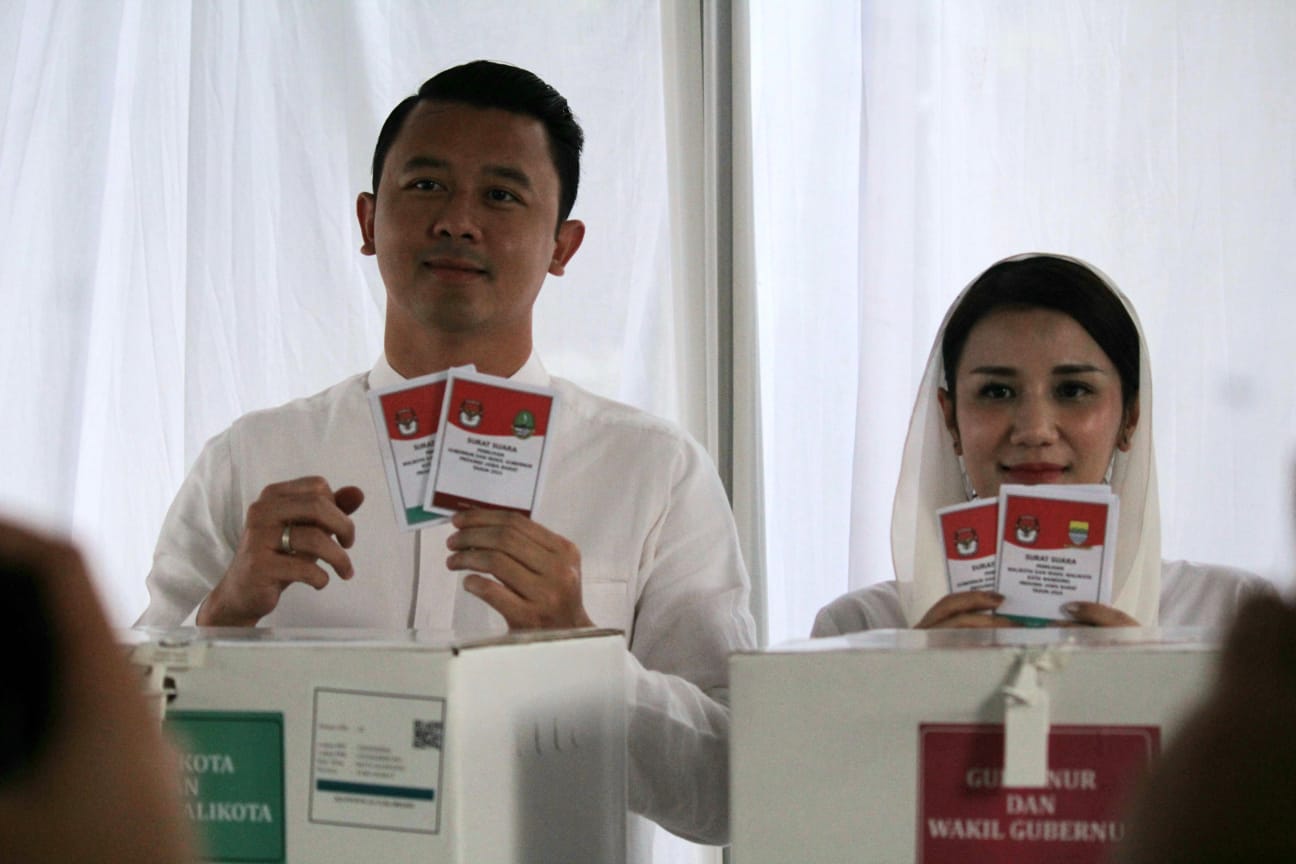 Calon Wakil Wali Kota R. Dhani Wirianata saat nyoblos di Ujung Berung Indah, Rabu (27/11).