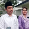 Calon Wali Kota Bogor nomor urut 1, Sendi Fardiansyah saat menyayangi kediaman wakilnya, Melli Darsa di wilayah Kelurahan Kebon Kalapa, Bogor Tengah, Rabu (27/11) Siang. (Yudha Prananda / Jabar Ekspres)