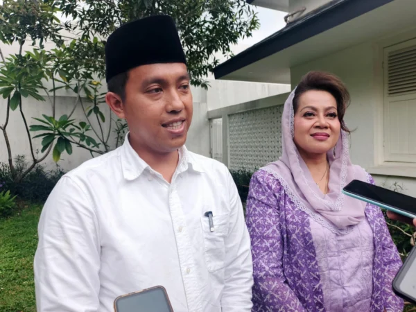 Calon Wali Kota Bogor nomor urut 1, Sendi Fardiansyah saat menyayangi kediaman wakilnya, Melli Darsa di wilayah Kelurahan Kebon Kalapa, Bogor Tengah, Rabu (27/11) Siang. (Yudha Prananda / Jabar Ekspres)