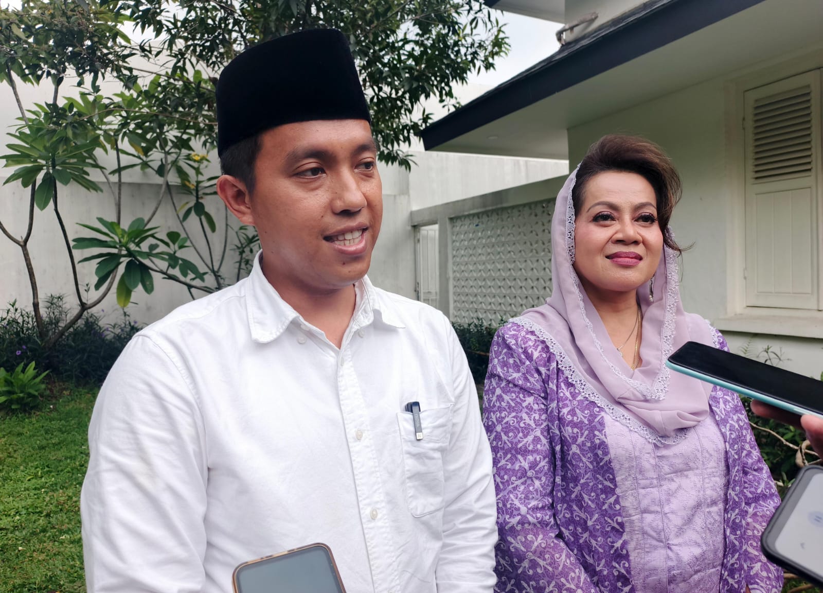 Calon Wali Kota Bogor nomor urut 1, Sendi Fardiansyah saat menyayangi kediaman wakilnya, Melli Darsa di wilayah Kelurahan Kebon Kalapa, Bogor Tengah, Rabu (27/11) Siang. (Yudha Prananda / Jabar Ekspres)