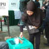 Sejumlah Warga saat Memberikan Hak Suaranya di TPS (Mong)