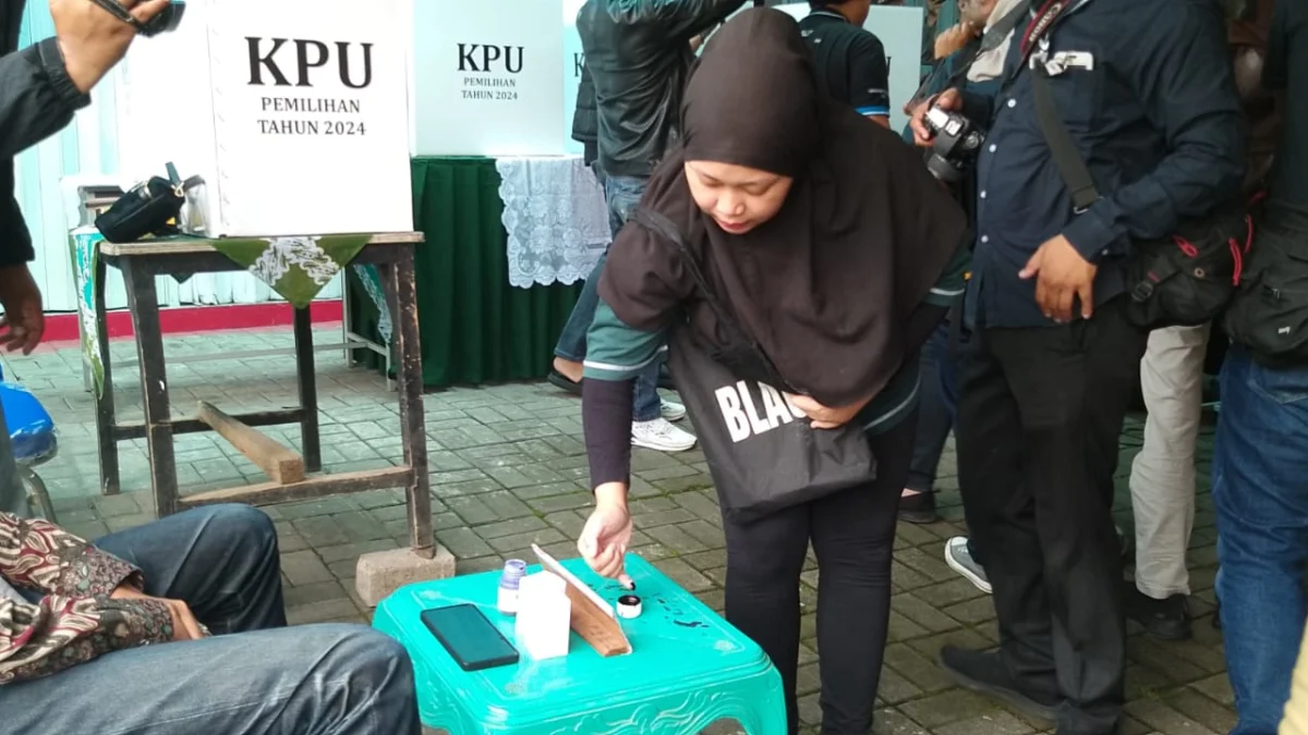 Sejumlah Warga saat Memberikan Hak Suaranya di TPS (Mong)