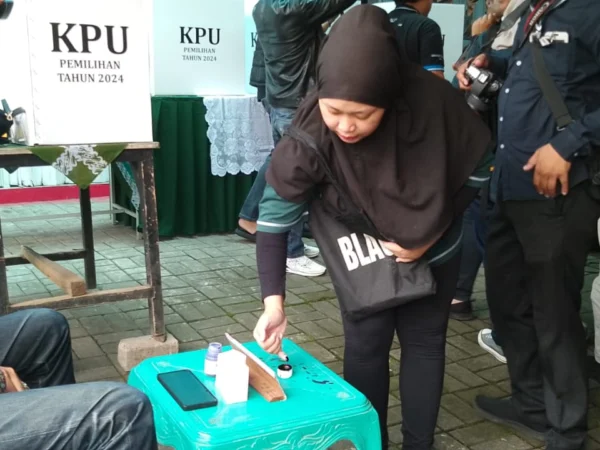 Sejumlah Warga saat Memberikan Hak Suaranya di TPS (Mong)