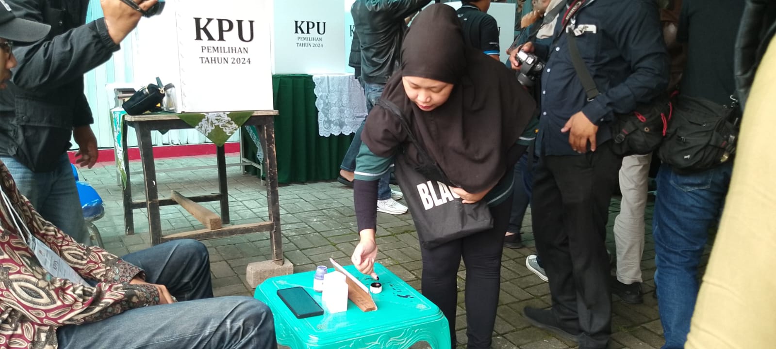 Sejumlah Warga saat Memberikan Hak Suaranya di TPS (Mong)