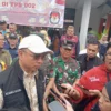 Penjabat (Pj) Wali Kota Bandung, A Koswara Hanafi saat meninjau TPS di Cicendo, pada Rabu (27/11). (Nizar/Jabar Ekspres)