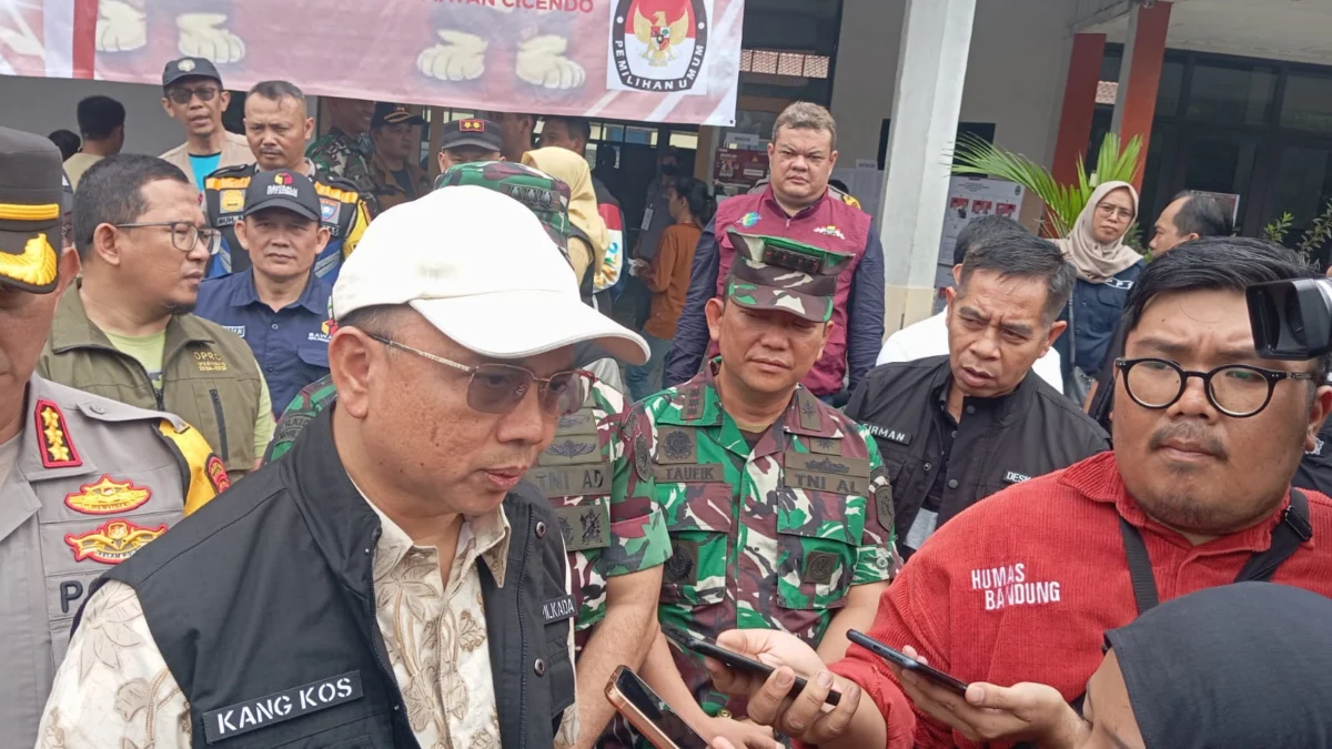 Penjabat (Pj) Wali Kota Bandung, A Koswara Hanafi saat meninjau TPS di Cicendo, pada Rabu (27/11). (Nizar/Jabar Ekspres)