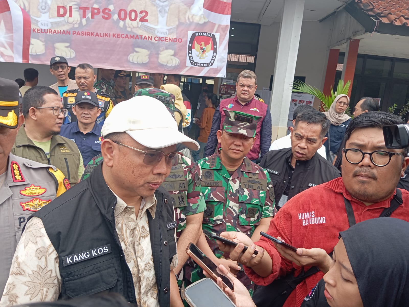 Penjabat (Pj) Wali Kota Bandung, A Koswara Hanafi saat meninjau TPS di Cicendo, pada Rabu (27/11). (Nizar/Jabar Ekspres)