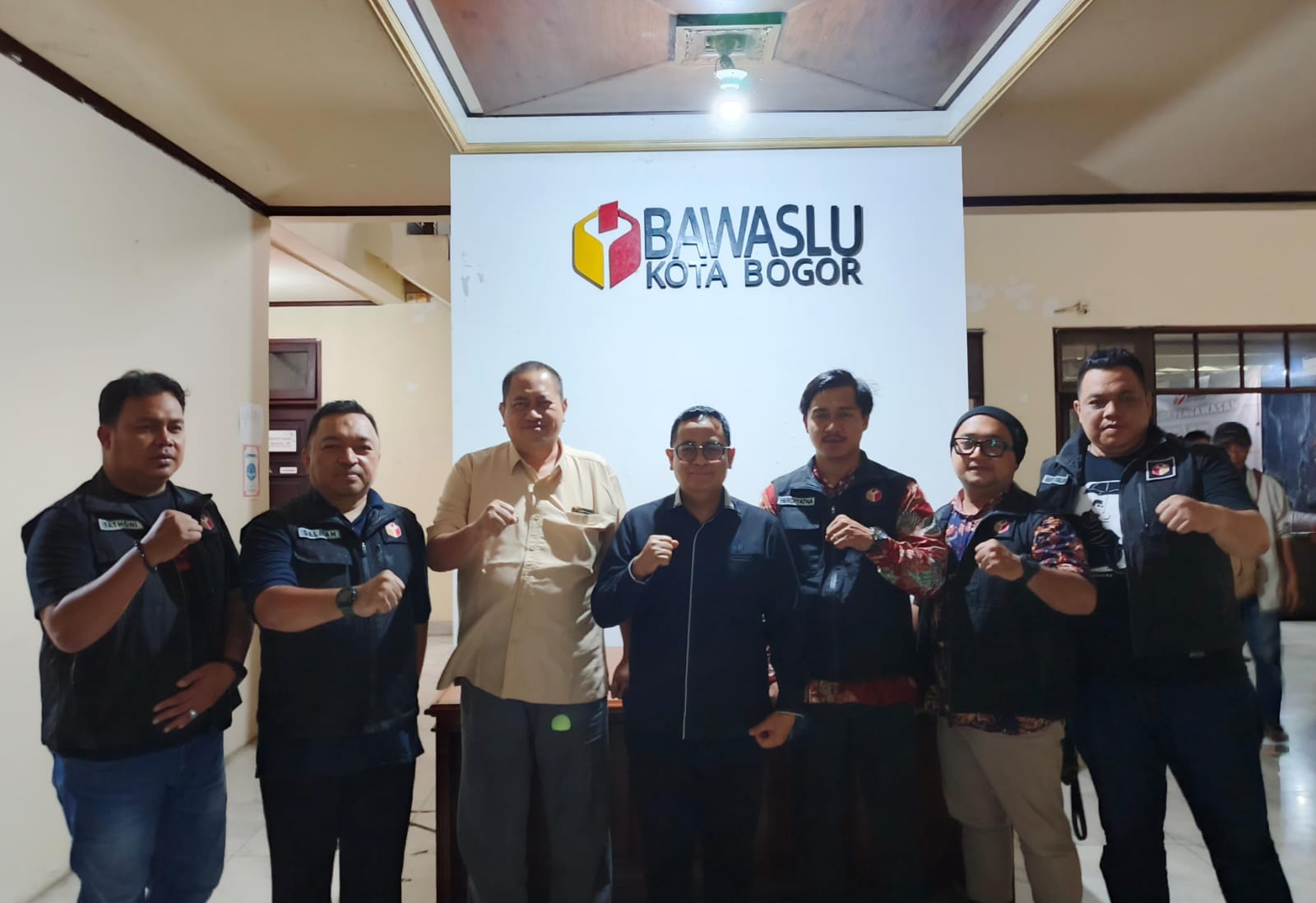 Jajaran Bawaslu Kota Bogor saat menerima kunjungan Komisioner Bawaslu RI, Fuad, Selasa (26/11) Sore. (Yudha Prananda / Jabar Ekspres)