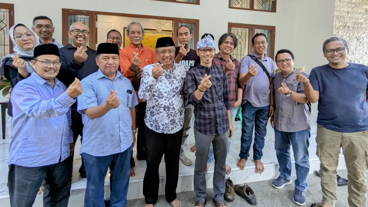 Paslon Badami dan Paslon Masagi (Berdaya) dan timnya menunjukkan keakraban di kediaman H Sudarsono, di wilayah Purwaharja Kota Banjar, Kamis 28 November 2024. (Cecep Herdi/Jabar Ekspres)