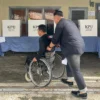 Pemilik suara dari kelompok disabilitas hendak mencoblos di salah satu TPS Kota Bandung, pada momen pesta demokrasi Pilkada Serentak 2024, kemarin. (Nizar/Jabar Ekspres)