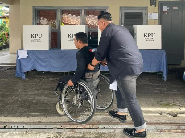 Pemilik suara dari kelompok disabilitas hendak mencoblos di salah satu TPS Kota Bandung, pada momen pesta demokrasi Pilkada Serentak 2024, kemarin. (Nizar/Jabar Ekspres)