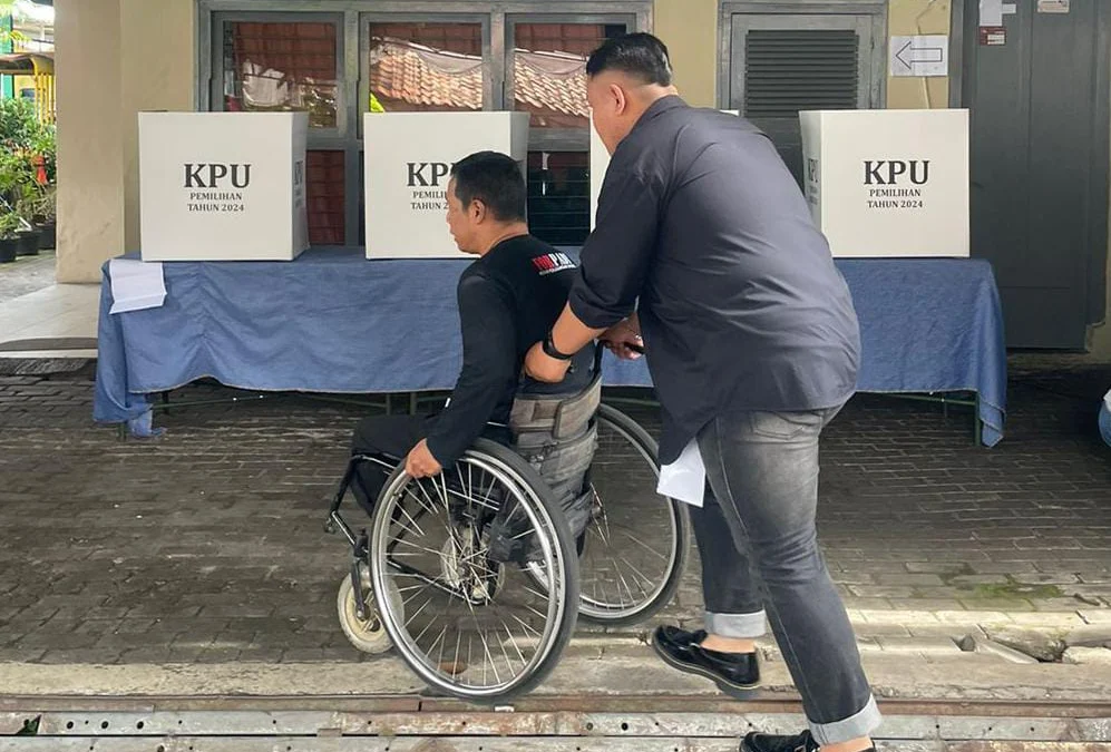 Pemilik suara dari kelompok disabilitas hendak mencoblos di salah satu TPS Kota Bandung, pada momen pesta demokrasi Pilkada Serentak 2024, kemarin. (Nizar/Jabar Ekspres)