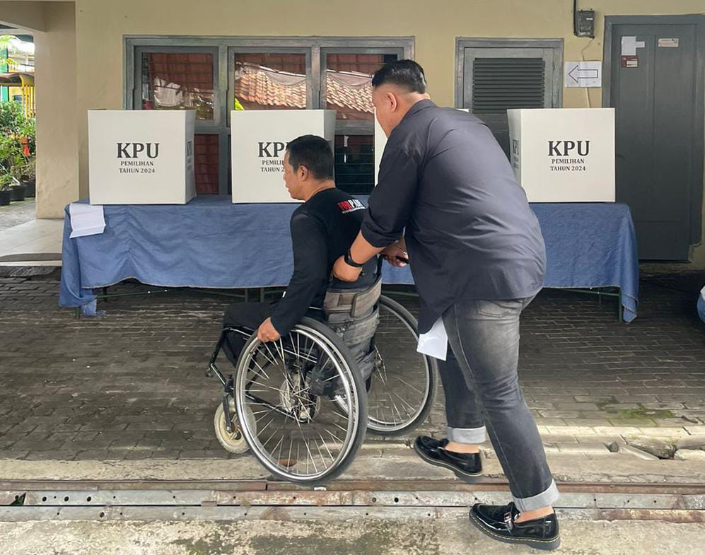 Pemilik suara dari kelompok disabilitas hendak mencoblos di salah satu TPS Kota Bandung, pada momen pesta demokrasi Pilkada Serentak 2024, kemarin. (Nizar/Jabar Ekspres)