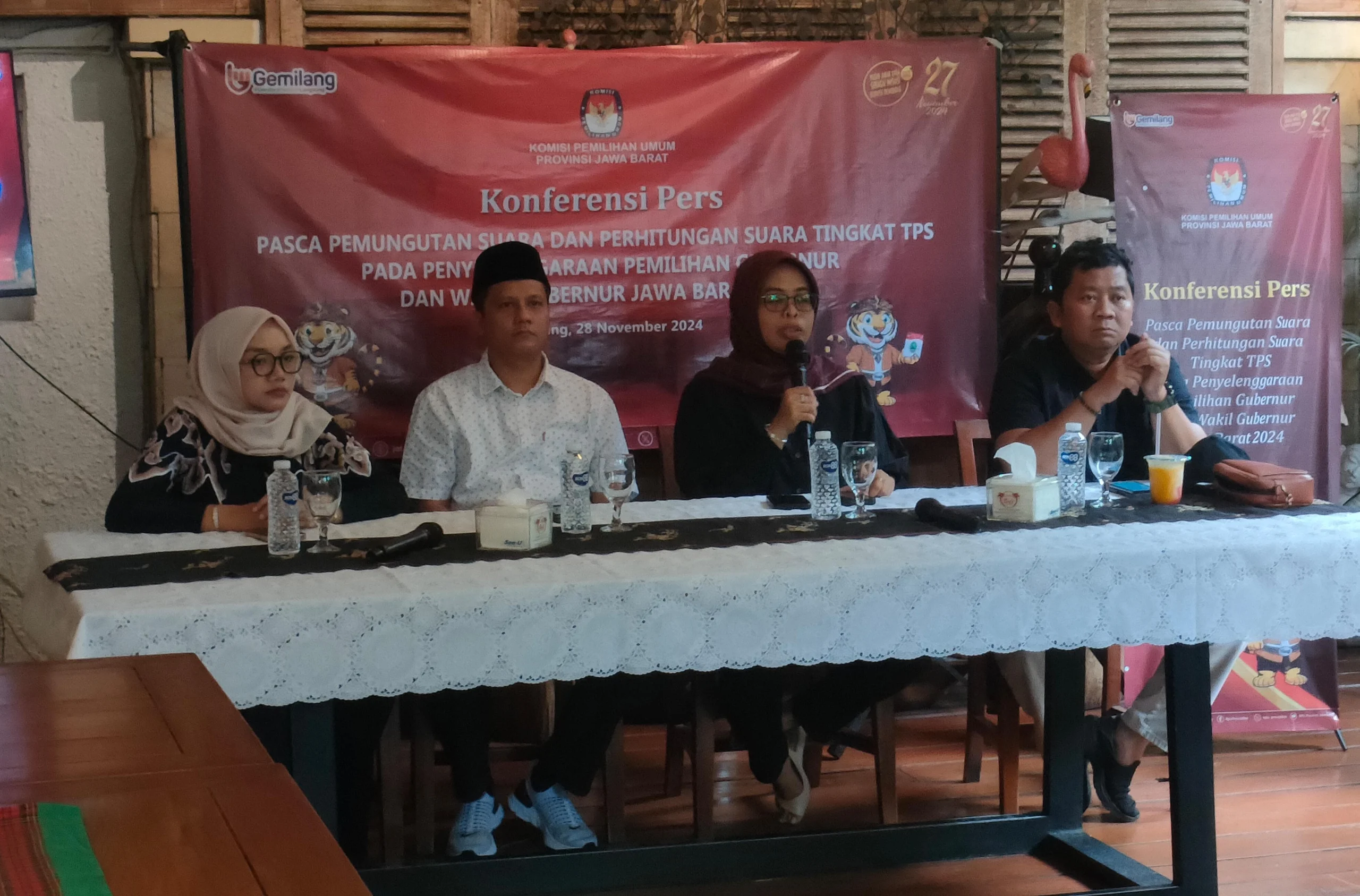 Dok. Konferensi Pers KPU Jabar pasca Pencoblosan Pilkada Serentak 2024. Kamis (28/11). Foto. Sandi Nugraha.