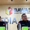 Ketua Bawaslu RI Rahmat Bagja (kanan) dan Anggota Bawaslu RI Puadi (kiri) saat konferensi pers di Kantor Bawaslu RI, Jakarta, Rabu (27/11). (foto/ANTARA)