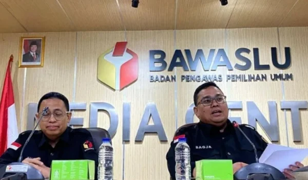 Ketua Bawaslu RI Rahmat Bagja (kanan) dan Anggota Bawaslu RI Puadi (kiri) saat konferensi pers di Kantor Bawaslu RI, Jakarta, Rabu (27/11). (foto/ANTARA)