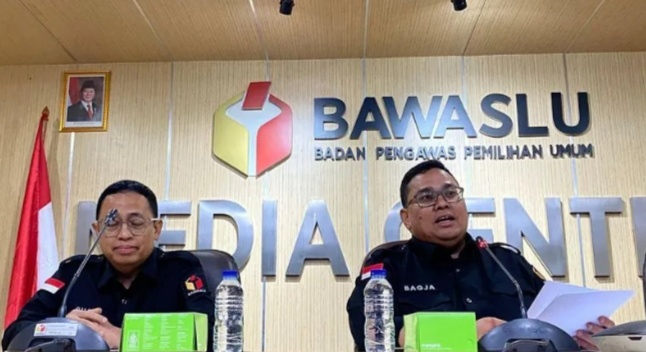 Ketua Bawaslu RI Rahmat Bagja (kanan) dan Anggota Bawaslu RI Puadi (kiri) saat konferensi pers di Kantor Bawaslu RI, Jakarta, Rabu (27/11). (foto/ANTARA)