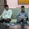 Sudarsono (kanan) dan Supriana (kiri) saat mengumumkan kemenangan real count dari laporan saksi-saksi yang disebar di seluruh TPS di Kota Bankar. (Cecep Herdi/Jabar Ekspres)