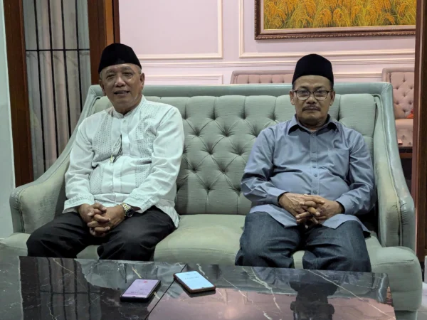 Sudarsono (kanan) dan Supriana (kiri) saat mengumumkan kemenangan real count dari laporan saksi-saksi yang disebar di seluruh TPS di Kota Bankar. (Cecep Herdi/Jabar Ekspres)