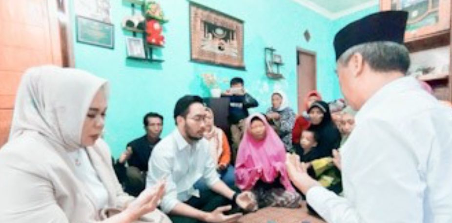 Paslon BERJAMAAH bertakziah ke rumah duka pejuang Pilkada di Padalarang, Bandung Barat yang terlibat kecelakaan lalin. Kamis (28/11). Dok istimewa