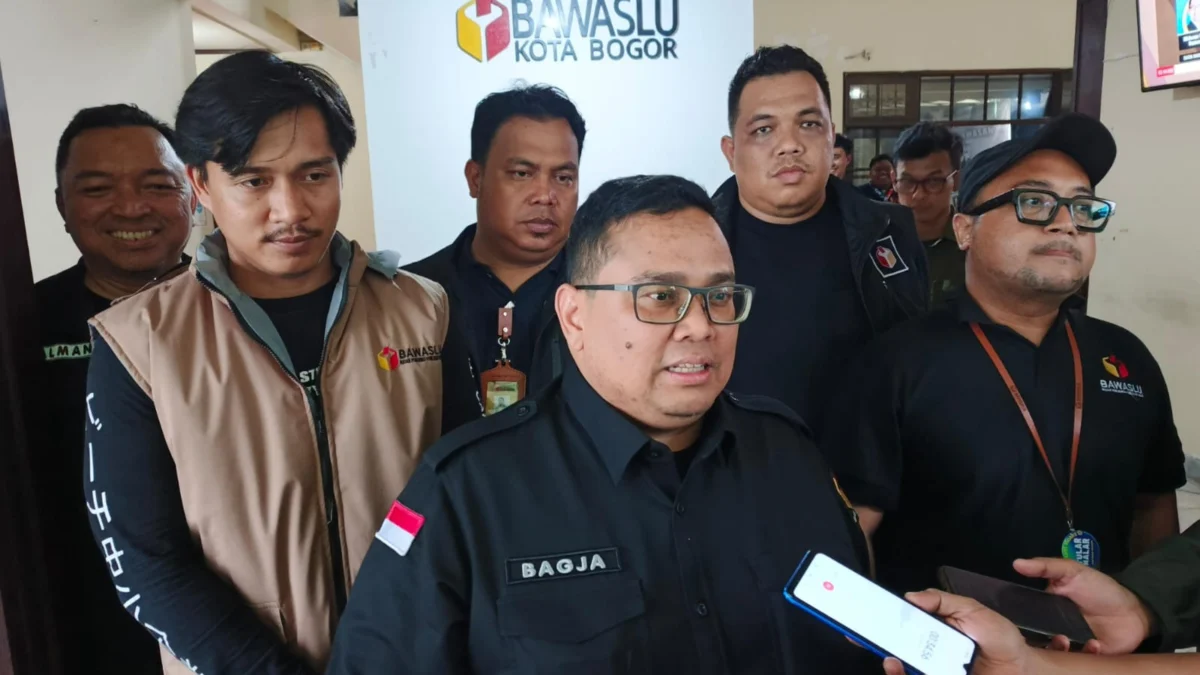 Ketua Bawaslu RI, Rahmat Bagja didampingi jajaran Bawaslu Kota Bogor saat memberikan keterangan kepada pers, Rabu (27/11) Sore. (Yudha Prananda / Jabar Ekspres)