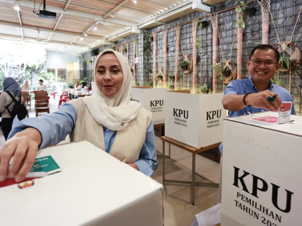 Arfi Rafnialdi saat mencoblos di TPS, Rabu (27/11)