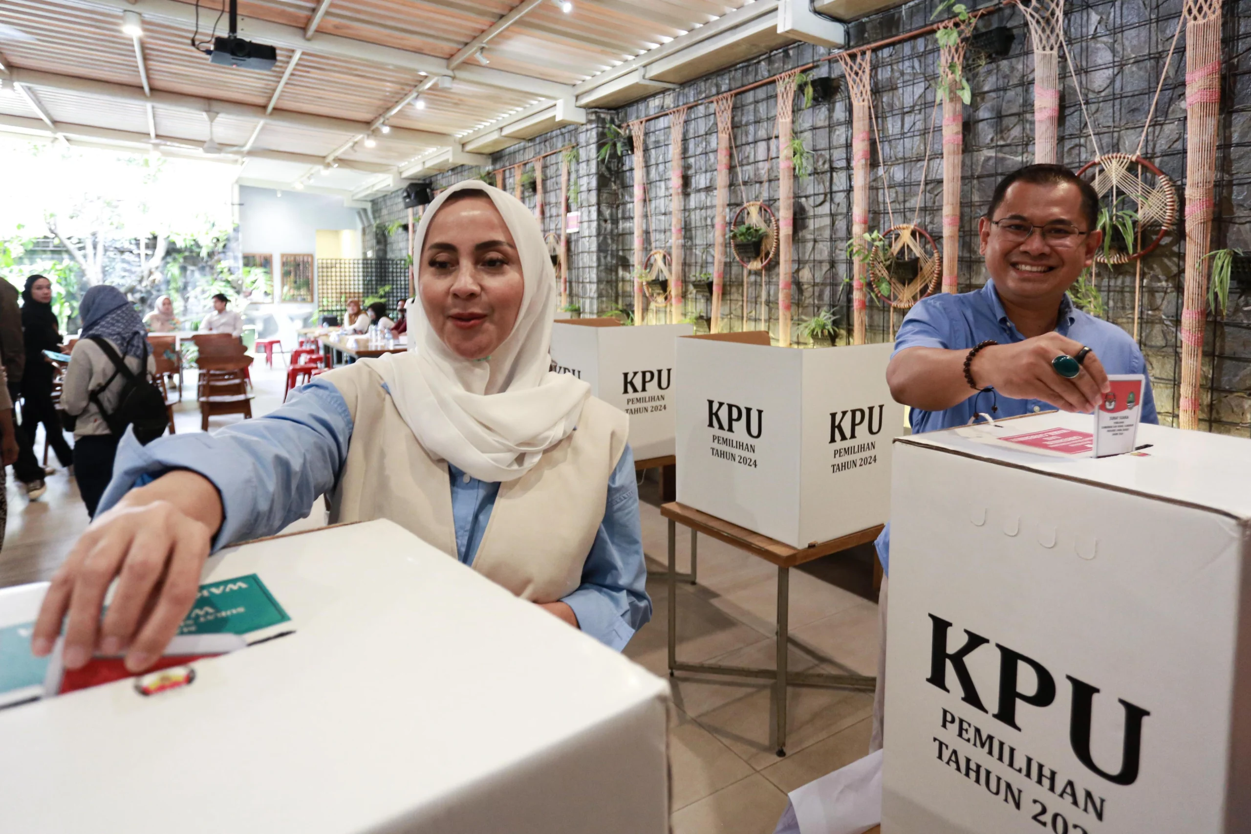 Arfi Rafnialdi saat mencoblos di TPS, Rabu (27/11)