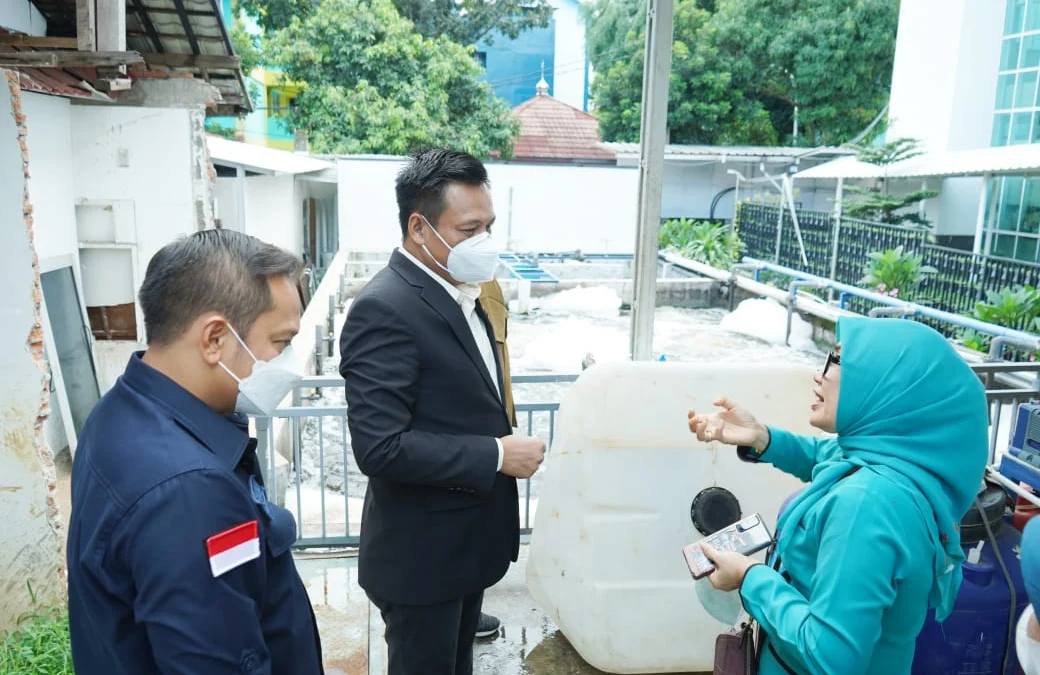 Ketua Komisi III DPRD Kota Bogor, Heri Cahyono bersama anggotanya Benninu Argubie saat meninjau pengelolaan IPAL RSUD Kota Bogor. (Yudha Prananda / Jabar Ekspres)