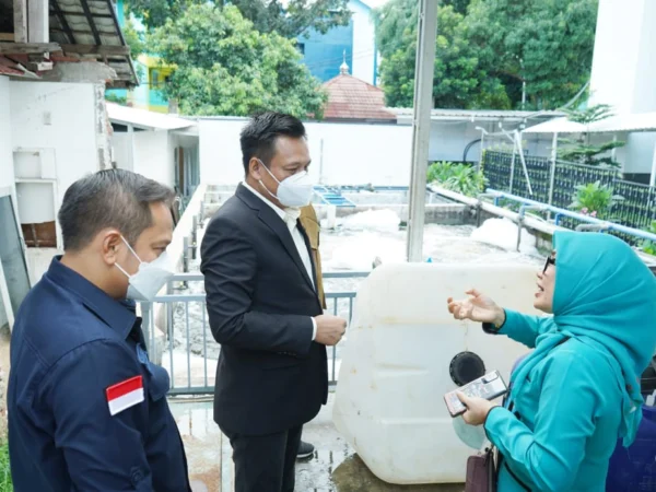 Ketua Komisi III DPRD Kota Bogor, Heri Cahyono bersama anggotanya Benninu Argubie saat meninjau pengelolaan IPAL RSUD Kota Bogor. (Yudha Prananda / Jabar Ekspres)