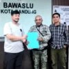 Ketua Bawaslu Kota Bandung Dimas A. Iskandar (kiri) saat menerima berkas laporan.