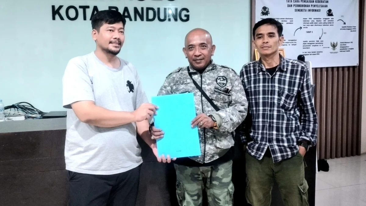 Ketua Bawaslu Kota Bandung Dimas A. Iskandar (kiri) saat menerima berkas laporan.