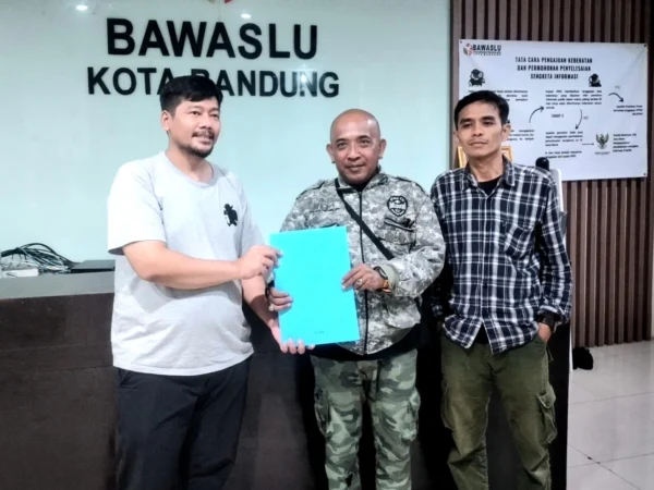 Ketua Bawaslu Kota Bandung Dimas A. Iskandar (kiri) saat menerima berkas laporan.