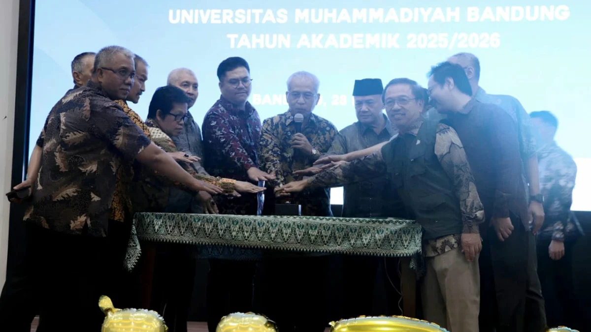 Rektor UM Bandung bersama jajaran civitas menjabarkan target penerimaan mahasiswa baru.