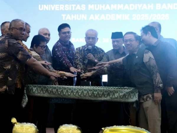 Rektor UM Bandung bersama jajaran civitas menjabarkan target penerimaan mahasiswa baru.