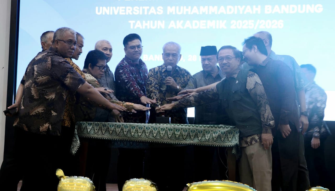 Rektor UM Bandung bersama jajaran civitas menjabarkan target penerimaan mahasiswa baru.