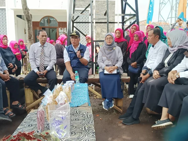 Pj Wali Kota Cimahi, Dicky Saromi bersama Kepala DP3AP2KB saat Beberkan Program P2WKSS di RW 15 Kelurahan Cipageran (mong)