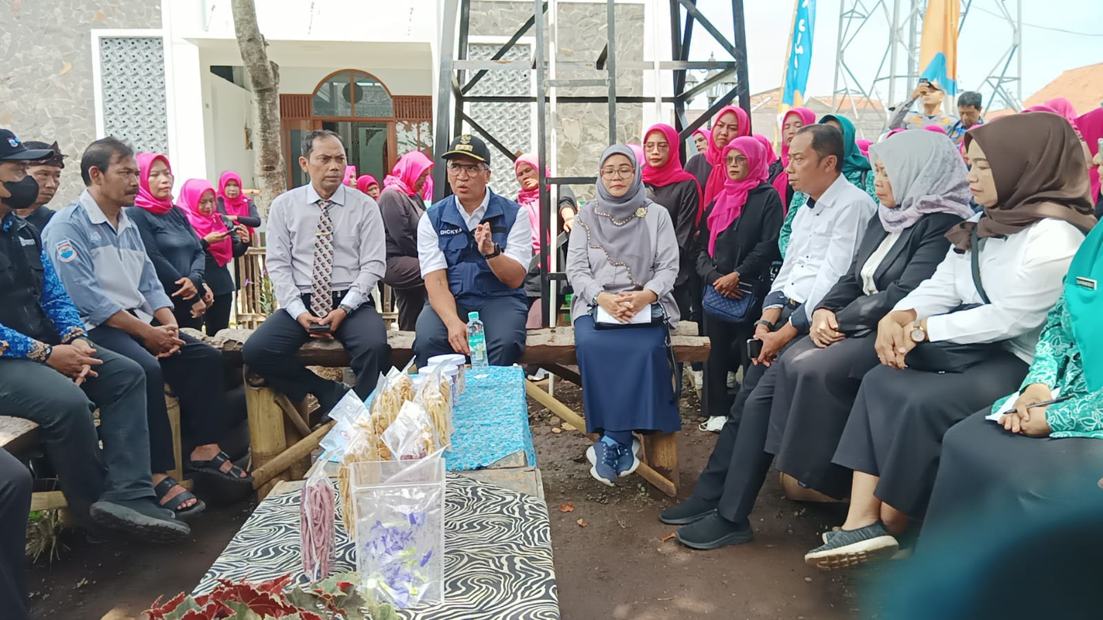 Pj Wali Kota Cimahi, Dicky Saromi bersama Kepala DP3AP2KB saat Beberkan Program P2WKSS di RW 15 Kelurahan Cipageran (mong)