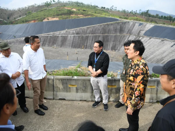 Ist. Pemprov Jabar dan Kementrian LH saat tinjau TPPAS Regional Legok Nangka. Dok. Pemprov Jabar.